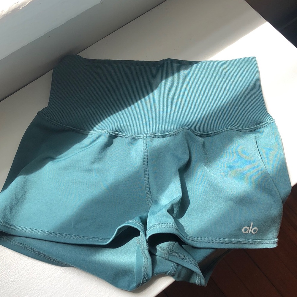 ALO AURA SHORTS